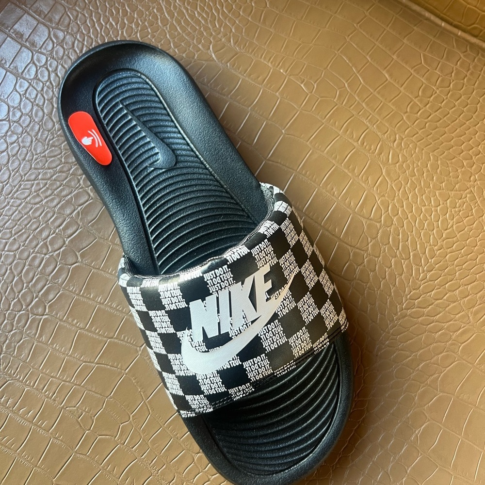 Nike Victori One Black And White Print Mens Slide Slipper Shoe Size 8 - Picture 2 of 7